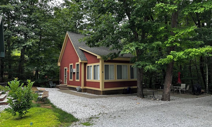 Summer Village Cabaña | Charming 2-bedroom cottage in Westford, sandy beach, 2 pools, restaurant on site