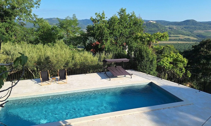 Oprtalj Cabaña | Charming 2-bedroom cottage with swimmingpool in welcoming Oprtalj with WiFi, AC