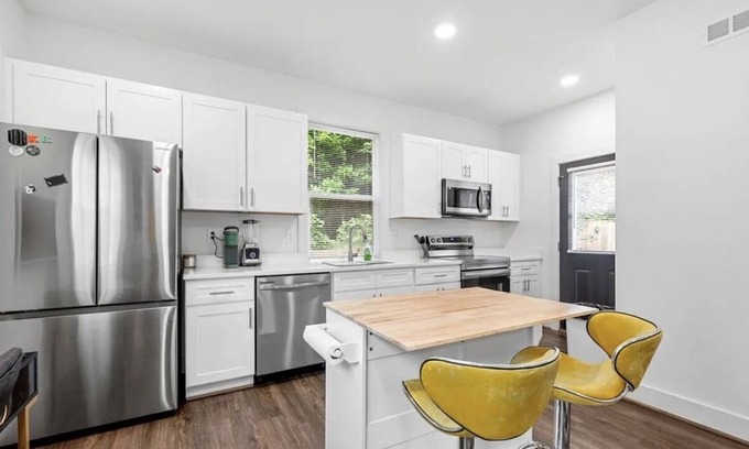 Atlanta Cabaña | Charming 2-bedroom cottage in amazing Atlanta with fitness room, WiFi