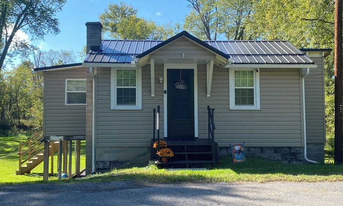 Bedford Cabaña | Charming 2-bedroom Cottage by the River