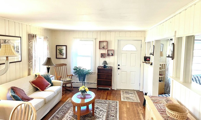 West Harwich Cabaña | Charming 2-bedroom cottage in fabulous Harwich with WiFi, AC