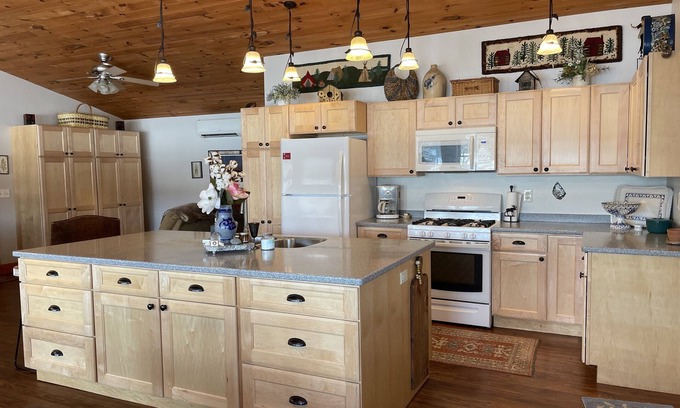 Milford Casa | Charming 2 bedroom cottage overlooking Arnold Lake under 10 min to CDP