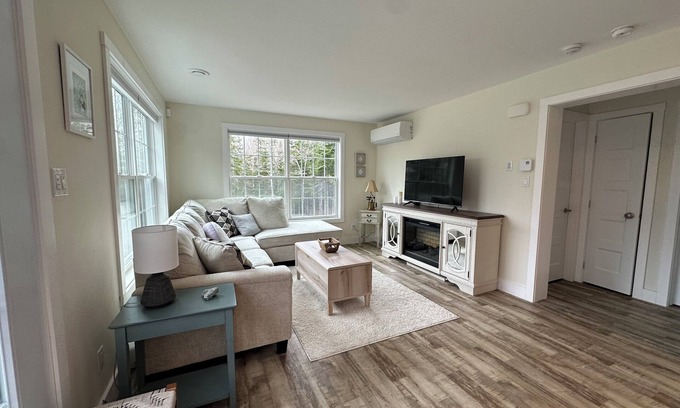 Trenton Cabaña | Charming 2-bedroom cottage with AC and WiFi in Trenton 15 min from Acadia park