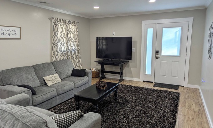 Camden Cabaña | Charming 2-bedroom cottage with AC, WiFi in lovely Camden