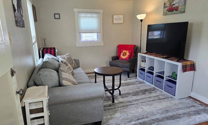 Craig Cabaña | Charming 2-bedroom cottage in Craig-Walk to Shops, Dining & Downtown Activities