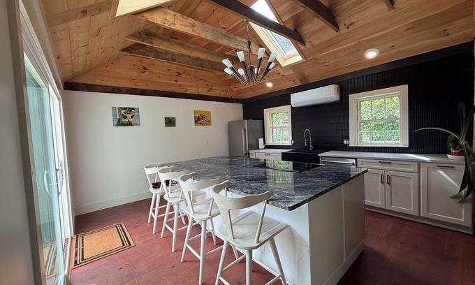 Woodstock Casa | Charming 2-bedroom country village house with AC in East Woodstock