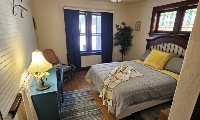St. Louis Casa | Charming 2-bedroom, cozy bungalow with sunroom in fabulous St. Louis with WiFi