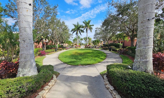 Estero Condominio | Charming 2-bedroom/Den condo with fitness room, WiFi in fantastic Estero J