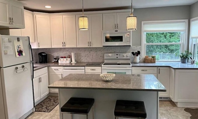 Northwest Akron Casa | Charming 2-bedroom dog friendly house in lovely Akron