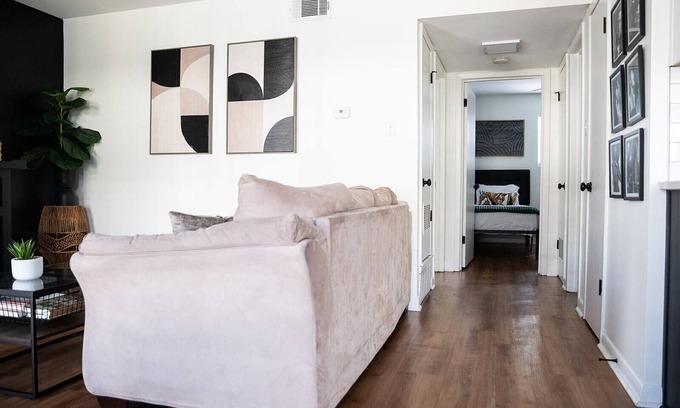 Medical District Apartamento | Charming 2-bedroom downtown apartment with WiFi, AC, & Free Parking