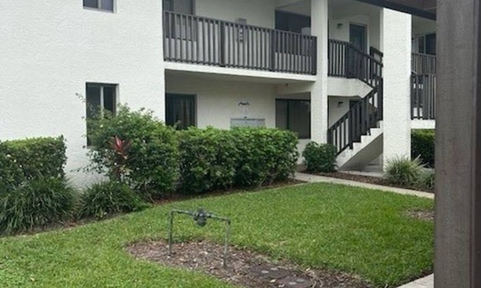 Cypress Lake Condominio | Charming 2-bedroom end unit condo 16 unit complex
