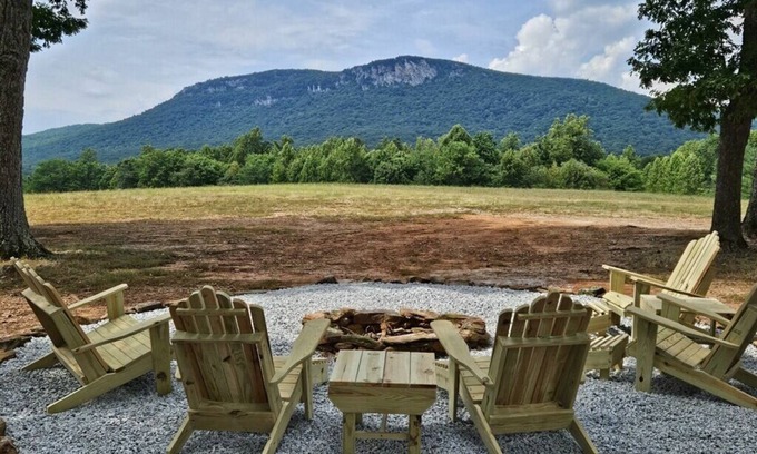 King Otro | Charming 2-bedroom farmhouse with an awesome view minutes from Hanging Rock