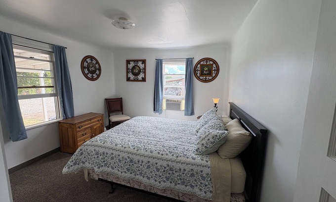Palisade Casa | Charming 2-Bedroom Farmhouse in Palisades Wine Country