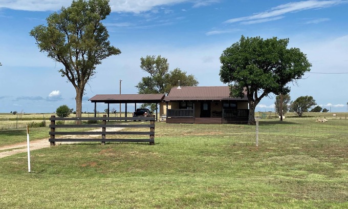 Samnorwood Otro | Charming 2-bedroom farmhouse in Shamrock, TX
