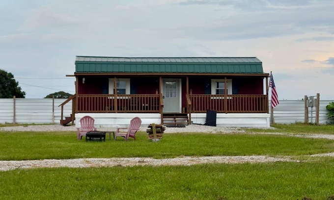 Decherd Otro | Charming 2-bedroom farmhouse near The Caverns and Woods Reservoir Lake