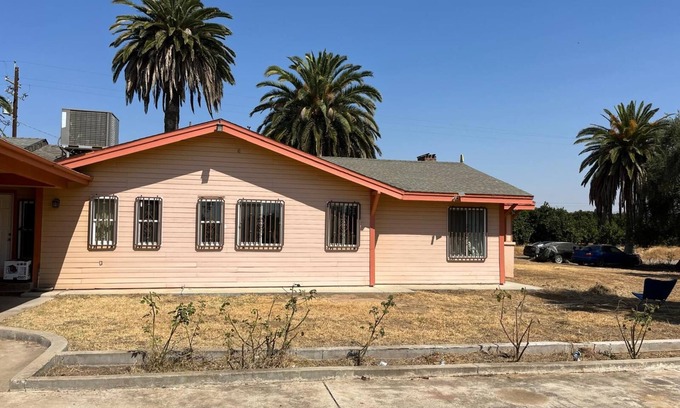 Reedley Otro | Charming 2-bedroom farmhouse in Reedley with AC