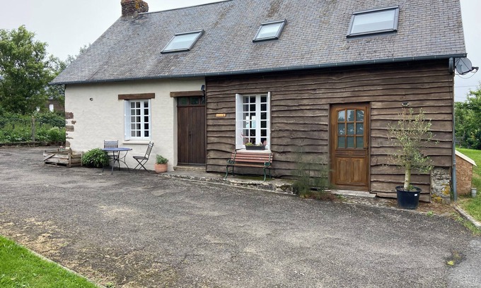 Reffuveille Cabaña | Charming 2-bedroom cottage in beautiful rural Reffuveille, Normandy with WiFi