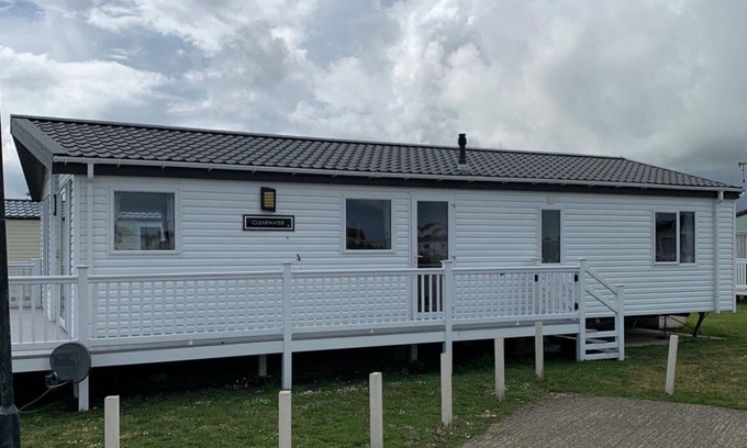 New Romney Cabina | Charming 2-Bedroom Lodge in a Peaceful Setting By the Beach