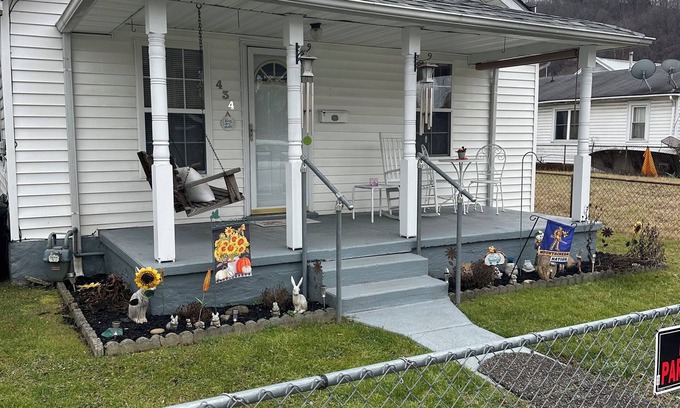 Tad Casa | Charming 2-bedroom house in fabulous Charleston with AC