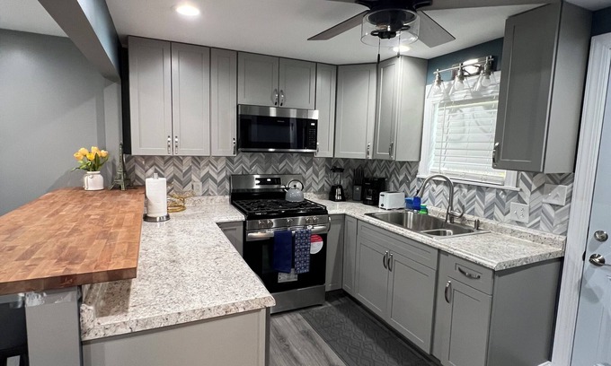 Dravosburg Casa | Charming 2-bedroom house in Dravosburg/Pittsburgh with WiFi and AC/Heater