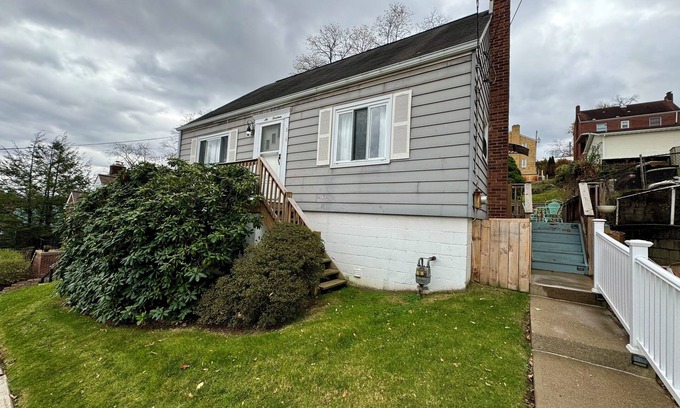 Brookline Casa | Charming 2-bedroom house with AC, WiFi in Pittsburgh