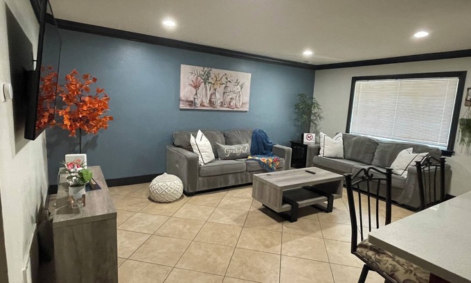 Sacramento Casa | Charming 2-bedroom house in fabulous Sacramento with AC, WiFi. Full remodeled.