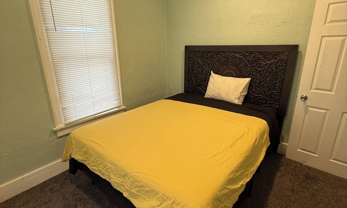 South Bend Casa | Charming 2-bedroom house with WiFi in brilliant South Bend