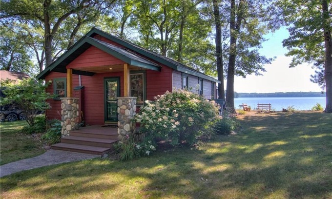 Northwoods Beach Cabina | Charming 2-bedroom Hayward Cabin on Lac Courte Oreilles