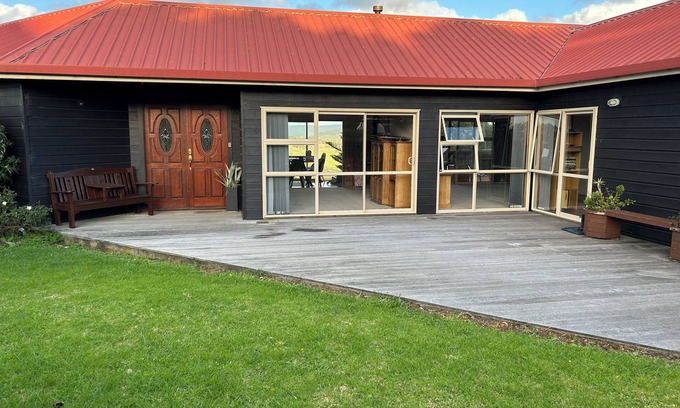 Muriwai Casa | Charming 2 bedroom home in a peaceful, rural setting, minutes from Muriwai beach