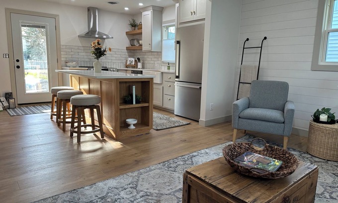 Fairfield Casa | Charming 2-bedroom house with WiFi, AC in lovely Fairfield