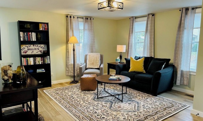 Galesburg Casa | Charming 2-bedroom house in historical Galesburg neighborhood