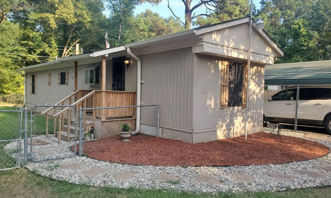 Greenwood Casa | Charming 2-bedroom house with plenty of room for family and friends.