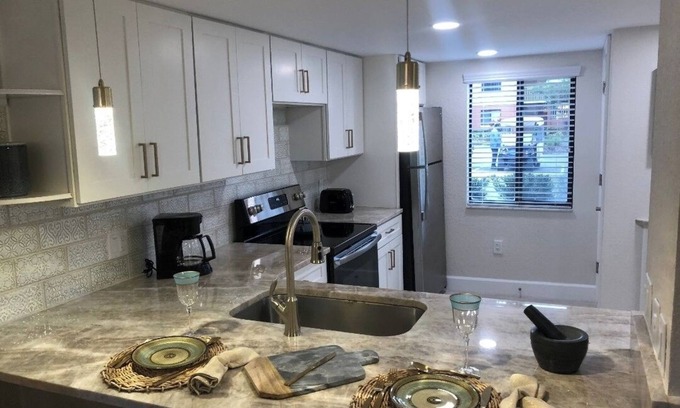 West Kissimmee Hotel | Charming 2-bedroom hotel with fitness room and AC in Kissimmee 1M from disney