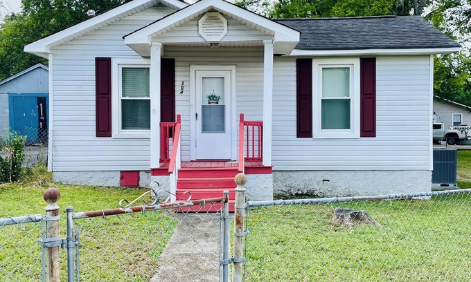 Rossville Casa | Charming 2-bedroom house in Pleasant Rossville with AC, WiFi, fenced in yard!