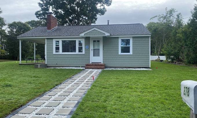 East Falmouth Casa | Charming 2-bedroom home with water views.
