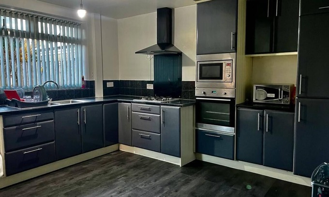 Oldham Casa | Charming 2-Bedroom Home with Modern Amenities