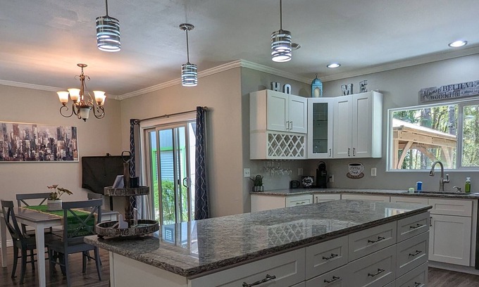 East Olympia Casa | Charming 2-bedroom home with dedicated office, WiFi & air conditioning - Olympia