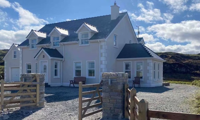 Ardara Casa | Charming 2-bedroom home with Ocean Views in delightful Donegal