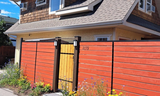 South Central Casa | Charming 2 Bedroom House Close to KGH and Lake