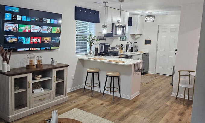 Rosewood Casa | Charming 2-bedroom house with AC, WiFi in superb Columbia