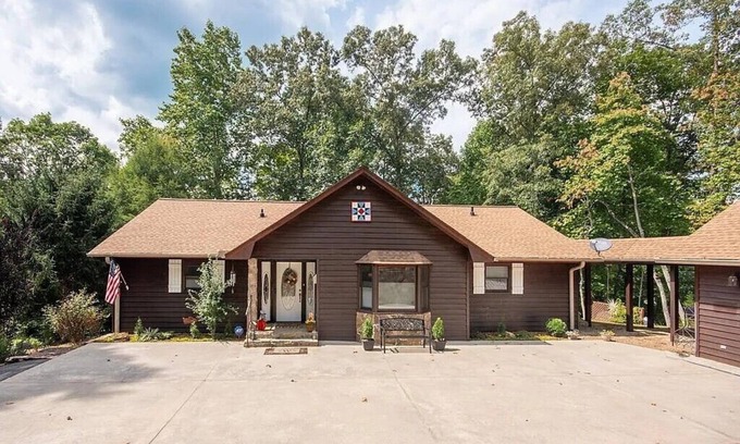Franklin Casa | Charming 2-bedroom house in Franklin NC with Bonus apartment above the garage