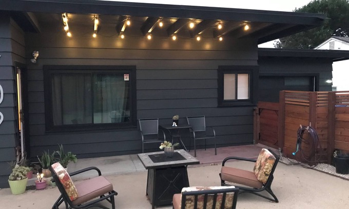 North Fremont Street Casa | Charming 2-bedroom house, Beach Bungalow Style, WiFi, Sleeps 5