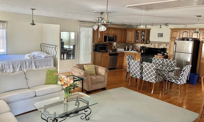 Red Bank Casa | Charming 2-bedroom house in lovely Red Bank with WiFi, AC sleeps eight
