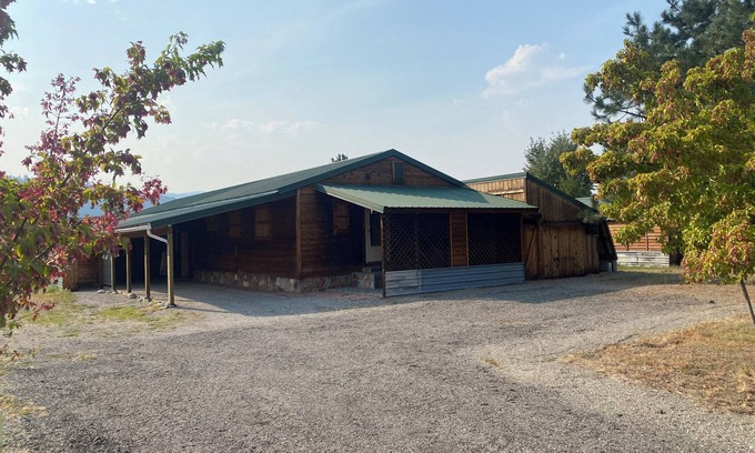 Republic Casa | Charming 2-bedroom house in beautiful Republic with infrared sauna.