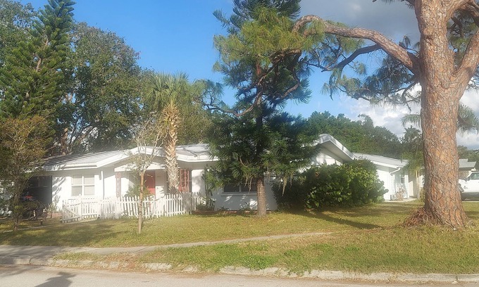 Arlington Park Casa | Charming 2-bedroom house in amazing Sarasota close to all yet quiet.petfriendly