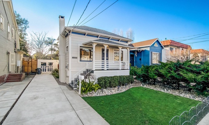 West Alameda Casa | Charming 2-bedroom house with spacious backyard in delightful Alameda