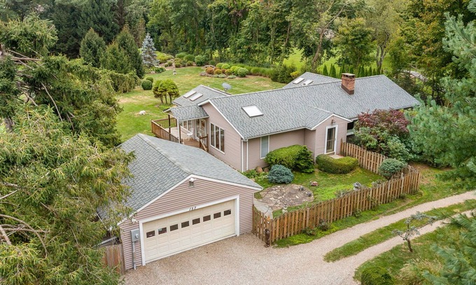 Chester Casa | Charming 2-bedroom house on 2 dog friendly landscaped acres in lovely Chester