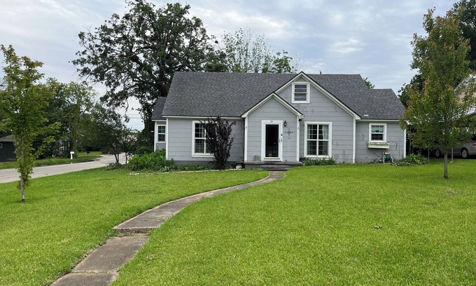 Denison Casa | Charming 2-bedroom house with a full remodel in beautiful Denison with WiFi, AC