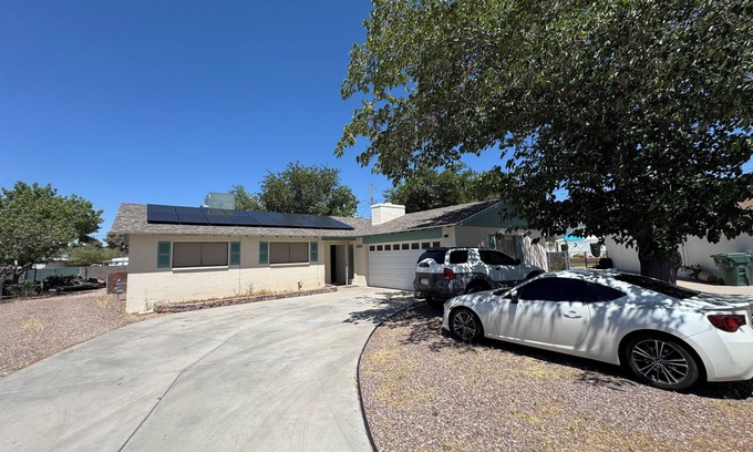 Kingman Casa | Charming 2-bedroom house in Kingman with WiFi and AC. Rent 2 rooms and save
