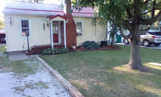 Lake Breeze Park Casa | Charming 2-bedroom house in delightful Madison with AC